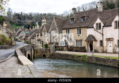 Die malerischen Cottages neben der Brook River Bridge im Cotswold Dorf Castle Combe, Wiltshire, England, Großbritannien Stockfoto