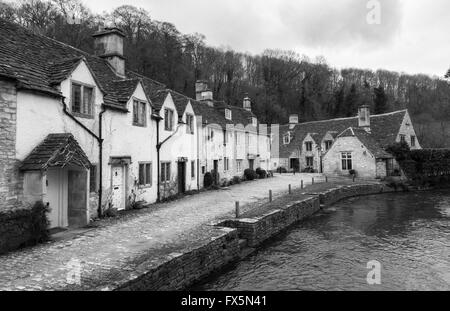 Schwarz-Weiß-Bild der malerischen Hütten am Brook River im Cotswold Dorf Castle Combe, Wiltshire, England, Großbritannien Stockfoto