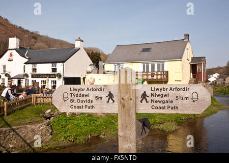 Schild neben "Harbour Inn" Pub an einem sonnigen Tag in Solva, einem attraktiven Dorf entlang Pembrokeshire Coast Path in der Nähe von St Davids Stockfoto