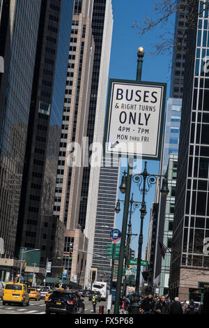 Verkehrszeichen auf der Sixth Avenue, New York Stockfoto