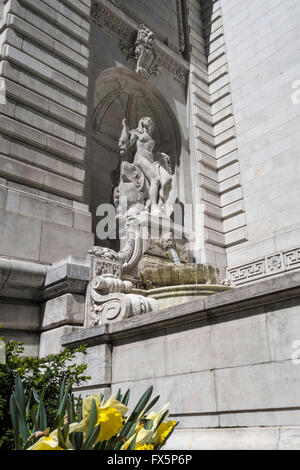 Schönheit aus Marmor Figur und Brunnen, Stephen A. Schwarzman Building NYPL, NYC Stockfoto