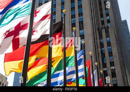 Nation-Flags im Rockefeller Center Plaza, New York Stockfoto