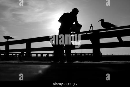 Mann am Angelsteg Stockfoto