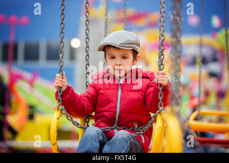 Niedlichen Kinder an einer Kette schwingen Karussell, Spaß Stockfoto