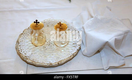 Glas-Fläschchen für die Segnung des Weines während eines religiösen Ritus Stockfoto