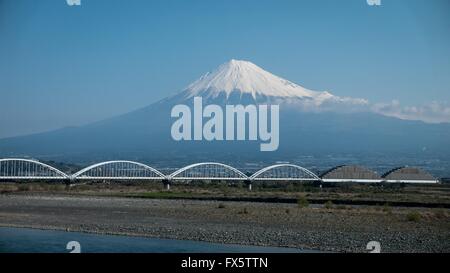 Schneebedeckten Mt. Fuji überragt die Shinkansen Hochgeschwindigkeitsstrecke 29. März 2016 in der Nähe von Fussa, Japan. Stockfoto