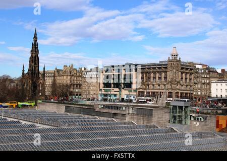 Blick über das Dach des Edinburgh Waverley Bahnhof in Richtung Princes Street mit Sir Walter Scott Monument auf der linken Seite Stockfoto