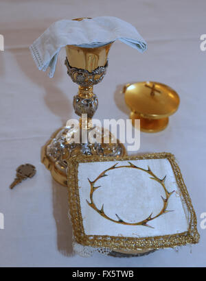 Goldener Kelch in den Altar ein Christian Church während der Heiligen Messe Stockfoto