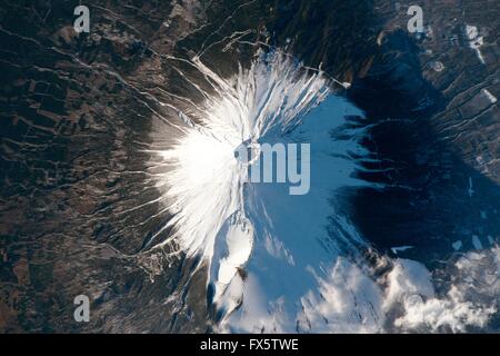 Schneebedeckten Mt. Fuji gesehen von oben durch die Astronauten auf der internationalen Raumstation ISS 8. Februar 2016. Fuji ist der höchste Berg in Japan. Stockfoto