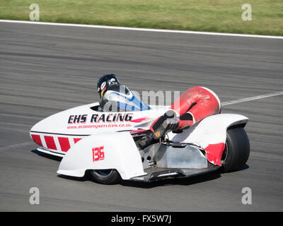 Motorrad-Beiwagen-Rennfahrer in Aktion in Donington Rennen 2016. Stockfoto