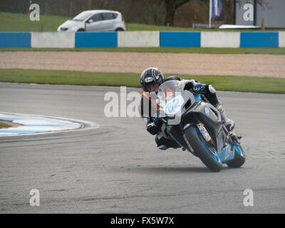 Motorrad-Rennfahrer in Aktion in Donington Rennen 2016. Stockfoto