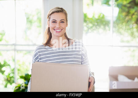 Porträt der jungen Frau mit Kartons Stockfoto