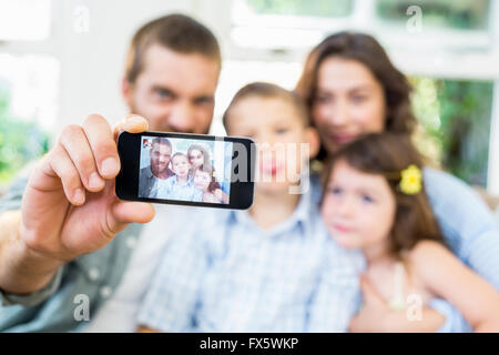 Glückliche Familie, die eine selfie Stockfoto