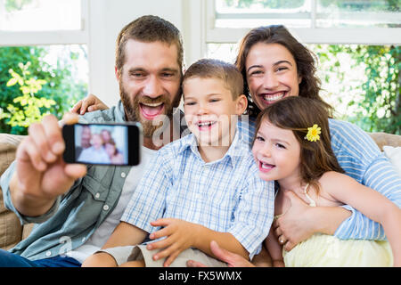 Lächelnde Familie nehmen selfie Stockfoto