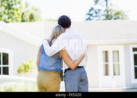 Rückansicht des paar stehend mit Arm um Stockfoto