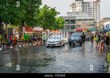 Nicht identifizierte thailändische und internationale Menschen genießen Songkran Festival 2016 Stockfoto