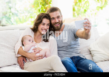 Familie nehmen Selfie auf einem Mobiltelefon Stockfoto