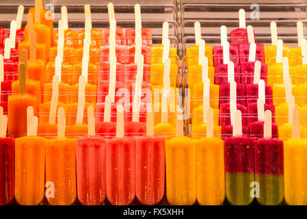 buntes Eis Eis am Stiel auf dem display Stockfoto