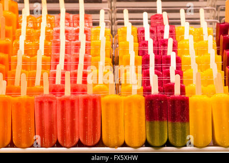 buntes Eis Eis am Stiel auf dem display Stockfoto