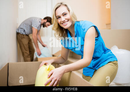 Junges Paar Auspacken der Kartons in Ihrem neuen Haus Stockfoto