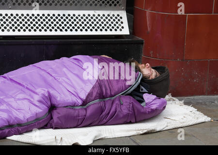 Obdachlose in den Straßen von Windsor England Schlafsack eingewickelt gegen die Kälte in die Schlafsäcke Stockfoto