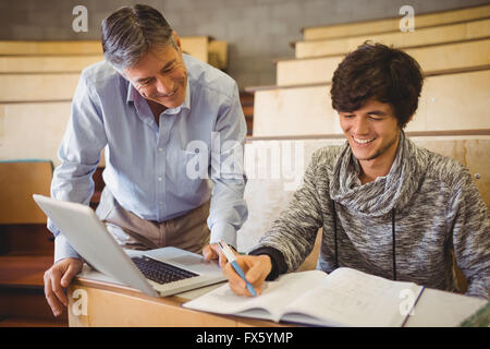 Professor helfen, ein Schüler im Klassenzimmer Stockfoto