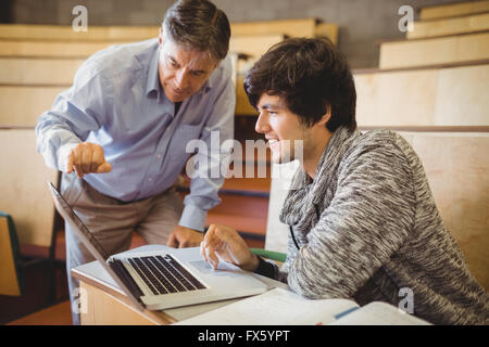 Professor helfen, ein Schüler im Klassenzimmer Stockfoto