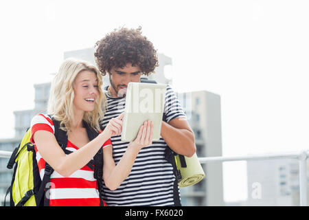 Junges Paar mit digitalen Tablet Stockfoto