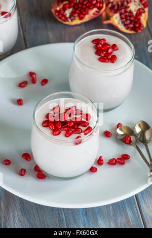 Mascarpone-Mousse Dessert mit Granatapfel Stockfoto