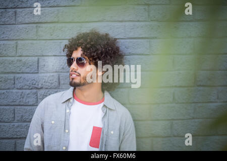 Junger Mann in Sonnenbrille Stockfoto