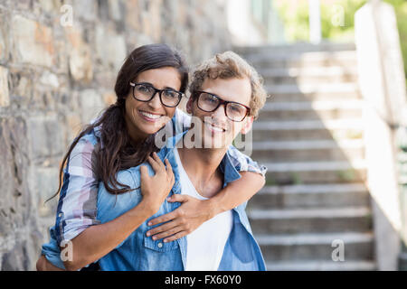 Junger Mann seine Frau Huckepack verleihen Stockfoto