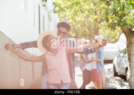 Junge Paare tanzen am Straßenrand Stockfoto