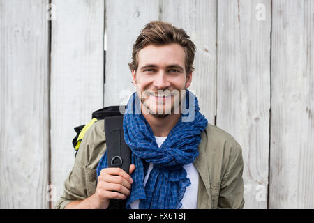 Junger Mann mit Rucksack Stockfoto