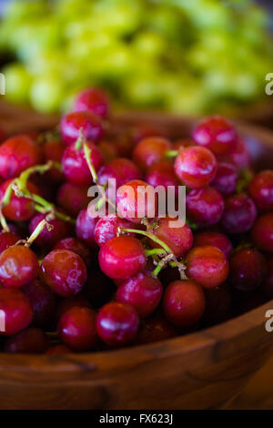 Kernlose rote Trauben in einem Bündel in einer Schüssel bei einer Hochzeitsfeier. Stockfoto