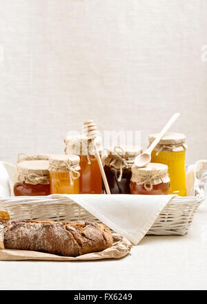 Natürliches Produkt. Verschiedene Arten von Honig und selbstgebackenes Brot. Selektiven Fokus. Stockfoto
