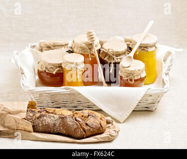 Natürliches Produkt. Verschiedene Arten von Honig und selbstgebackenes Brot. Selektiven Fokus. Stockfoto