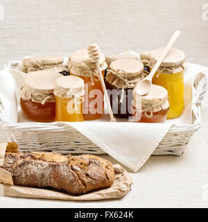 Natürliches Produkt. Verschiedene Arten von Honig und selbstgebackenes Brot. Selektiven Fokus. Stockfoto