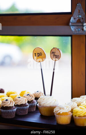 Cupcakes bei einer Hochzeitsfeier mit einer Vielzahl von Geschmacksrichtungen. Stockfoto