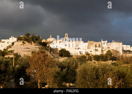 Cisternino, berühmte Dorf mit Blick auf Itria-Tal. Stockfoto