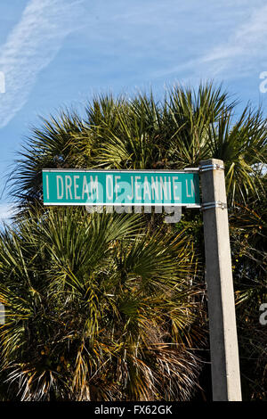 Ich Träume von Jeannie Lane in Cocoa Beach, Florida. Die Straße ist benannt nach der TV-Serie 1970' Darsteller Barbara Eden. Stockfoto