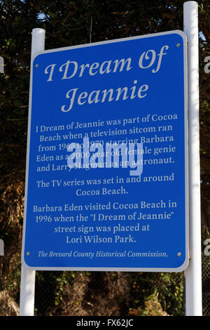 Ich Träume von Jeannie Lane in Cocoa Beach, Florida. Die Straße ist benannt nach der TV-Serie 1970' Darsteller Barbara Eden. Stockfoto