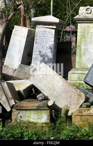 Beschädigt und alte Gräber und Grabsteine im alten Beerdigung Boden gefallen Stockfoto