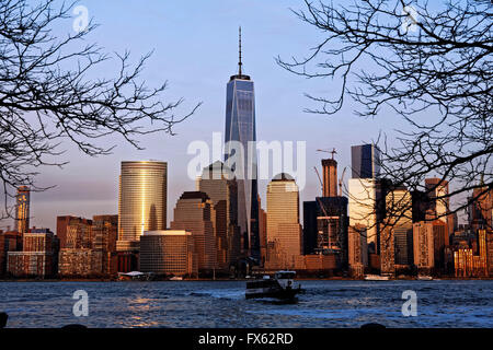 Die unteren Finanzviertel Skyline von Manhattan in New York City mit Blick auf den Hudson River, mit One World Trade Center. Stockfoto
