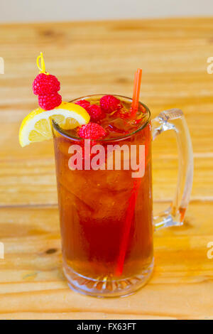 Alkoholische süßer Tee mit Früchten ähnlich einem Long Island Eistee in ein mexikanisches Restaurant-Bar. Stockfoto