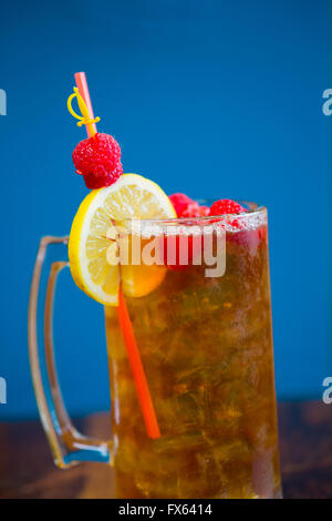 Alkoholische süßer Tee mit Früchten ähnlich einem Long Island Eistee in ein mexikanisches Restaurant-Bar. Stockfoto