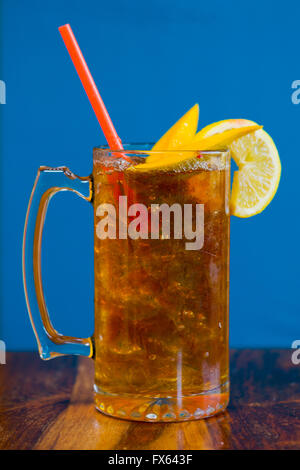 Alkoholische süßer Tee mit Früchten ähnlich einem Long Island Eistee in ein mexikanisches Restaurant-Bar. Stockfoto