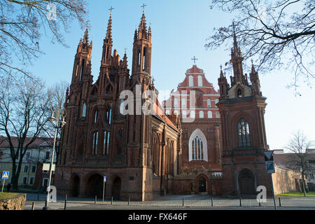 Kirche der Hl. Anna und hinter der Kirche St. Franziskus und Bernhardiner, Vilnius Stockfoto