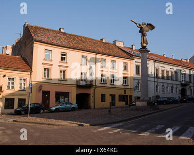 der Engel spielt das Horn in Vilnius, am Eingang des Bezirks Uzupis Stockfoto