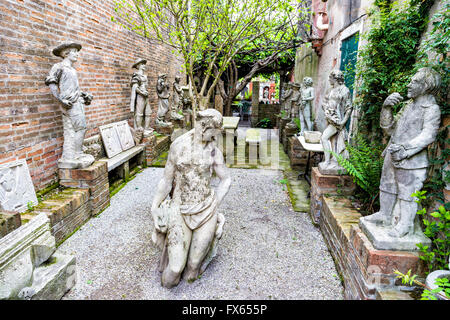 Historische antike Skulpturen in einem kirchlichen Garten in Torcello Insel in der Nähe von Venedig, Italien Stockfoto