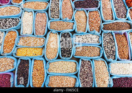 Reihe von gesunden Getreide essen und andere Art Mischung aus Samen legen Hintergrund auf dem türkischen Markt Stockfoto